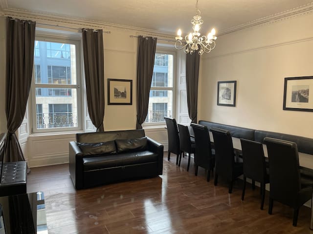 Central Morrison St Apartment sleeps 16 guests gallery image 3