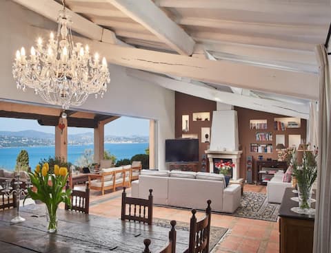 Airbnb performant: Villa with a magic view of Bay of Saint Tropez à Gassin