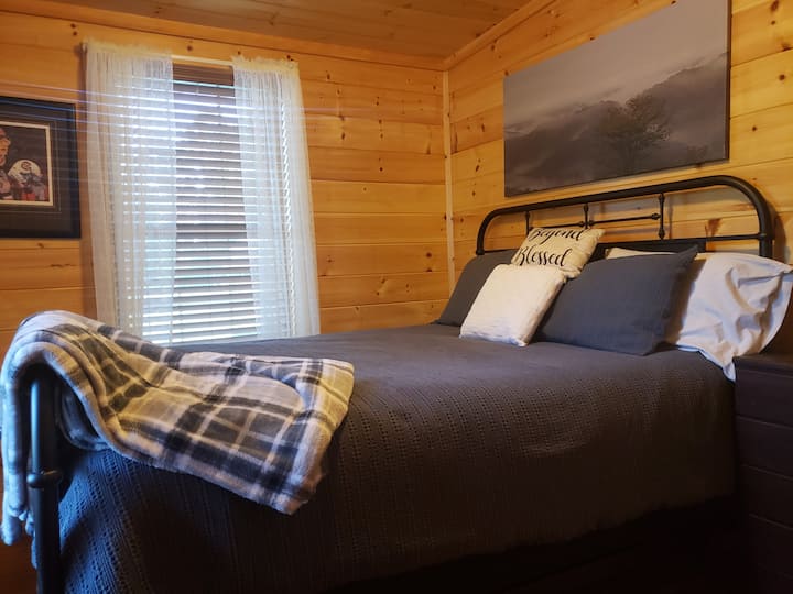 غرفة النوم رقم2 ، سرير بحجم كبير. خزانة كبيرة وخزانة ملابس.