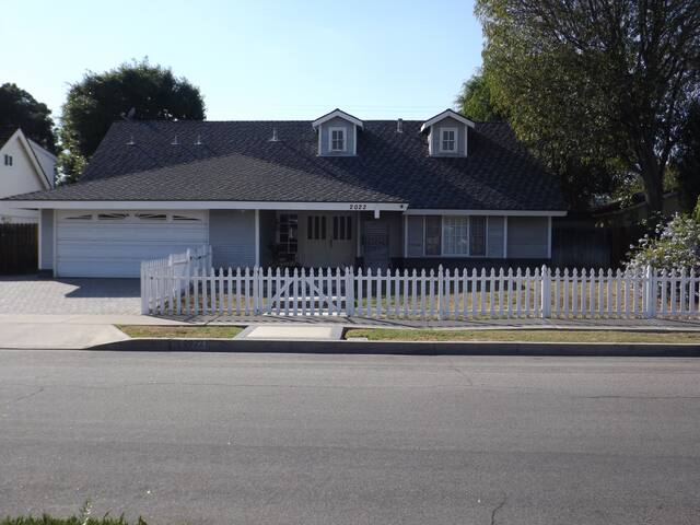 6 miles to DISNEYLAND  Large Bedroom/Shared Bath