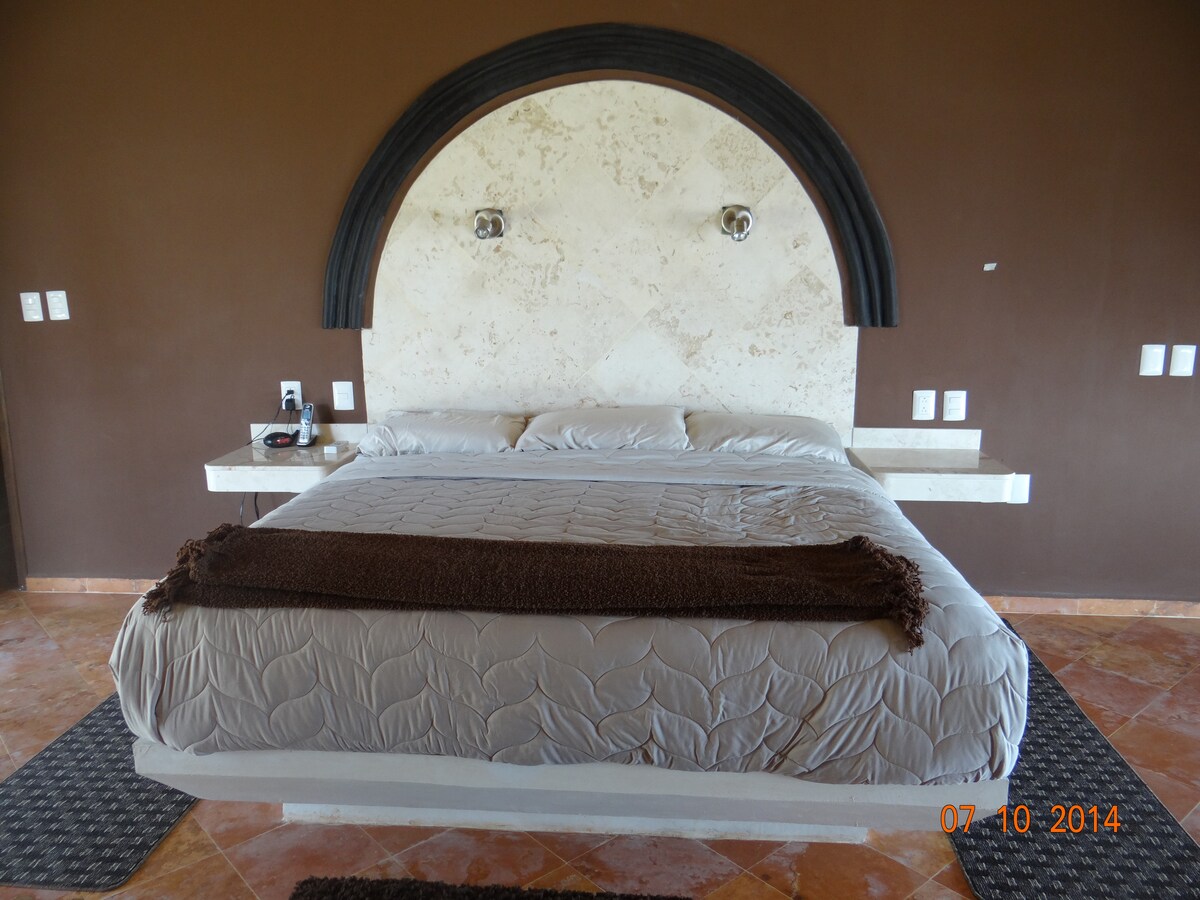 Главна спалня с суперголямо двойно легло.