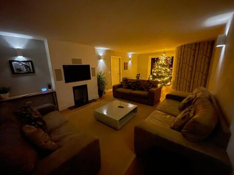 Successful Airbnb property: Luxury Coastal Home Hot Tub, Cinema & Games Room in Northam