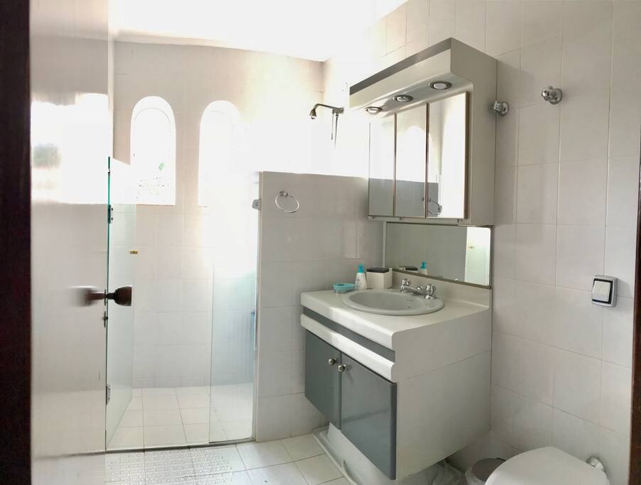 Banheiro Compartilhado com apenas dois quartos, os quartos estão localizador ao lado do banheiro.
Espaço amplo, bem iluminado o dia inteiro e com ducha de aquecimento central.