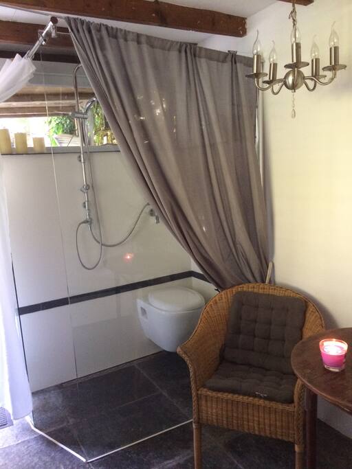 Eigen douche en toilet