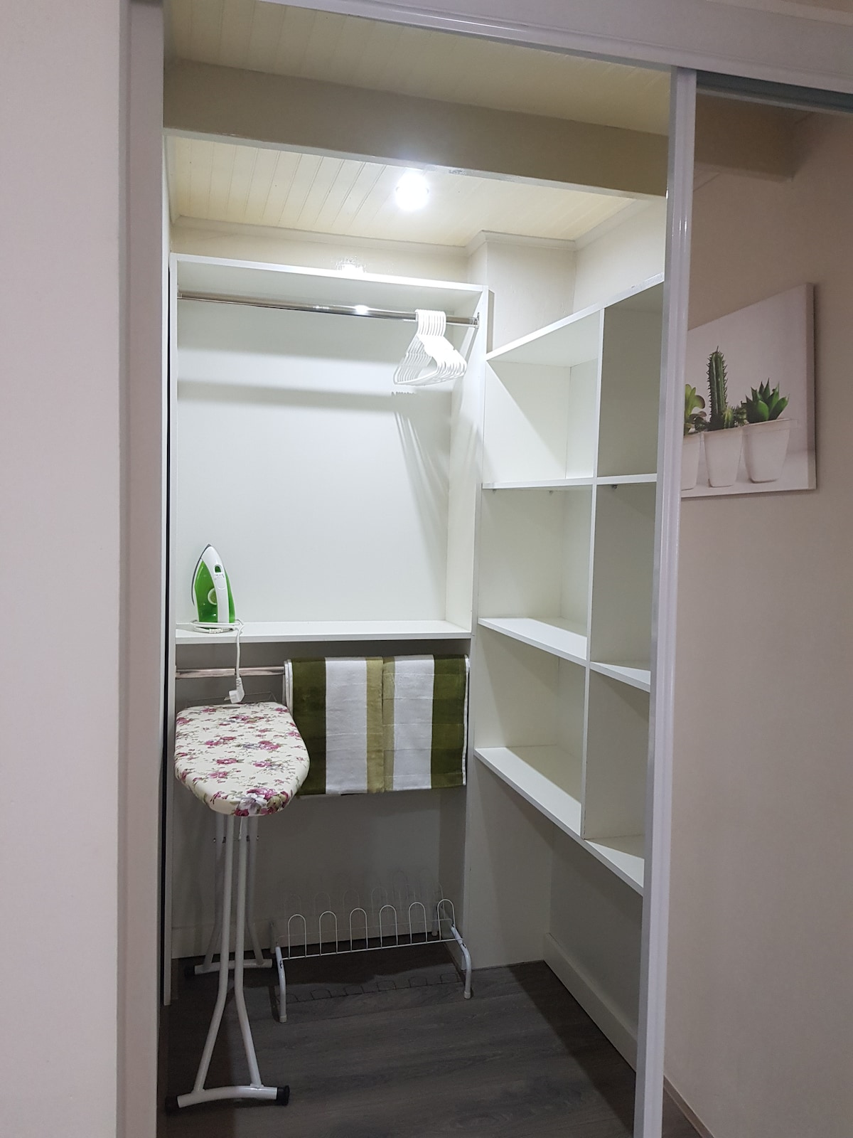 两间卧室的步入式衣橱。