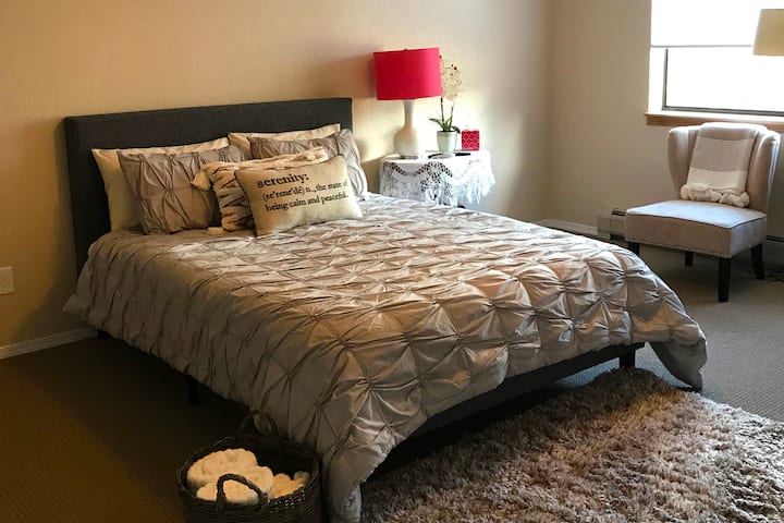 标准双人床主卧# 2 ，带独立卫生间，包括浴缸和淋浴间、独立电视和舒适的座椅。 房间很棒，可欣赏壮丽的山景！ Mountain Majesty为您提供科罗拉多度假所需的一切舒适体验，尽情享受吧！