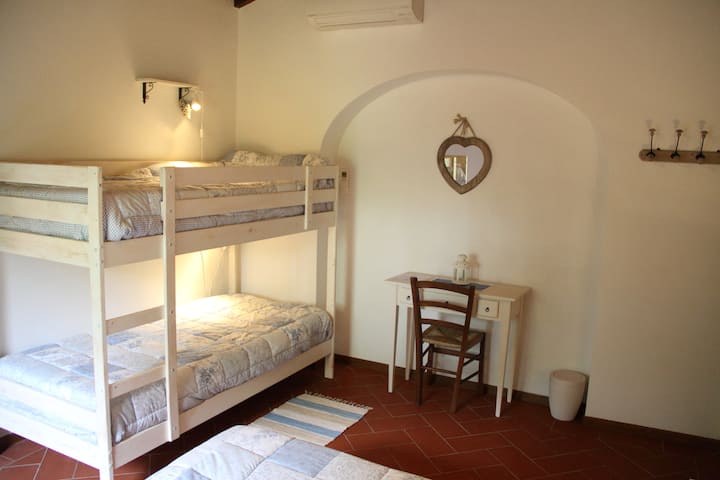 الغرفة الأولى