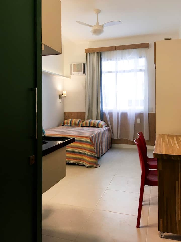 Sehemu hiyo ina kiyoyozi na feni ya dari. 