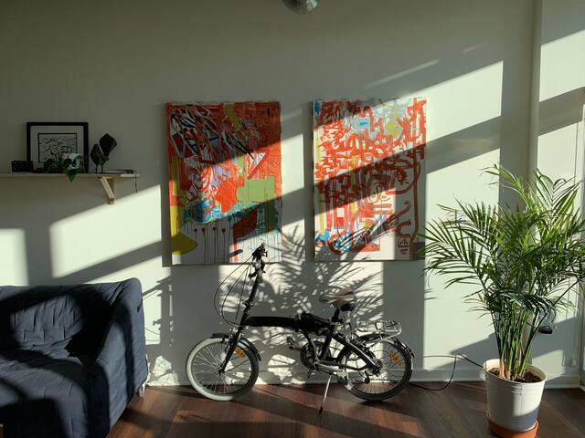 Minimal apt. 5 min walk to light rail w parking