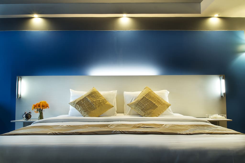 Pillows Hotel as the name bears, the hotel is equipped with pillows specially designed and exclusively offered down alternative microfibre pillows. Guests can also choose from different pillows for those with particular pillowspreferences such as Orthoped