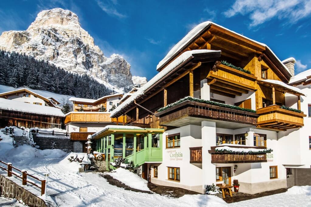 La nostra casa vista dall'esterno con il monte Sassongher sullo sfondo