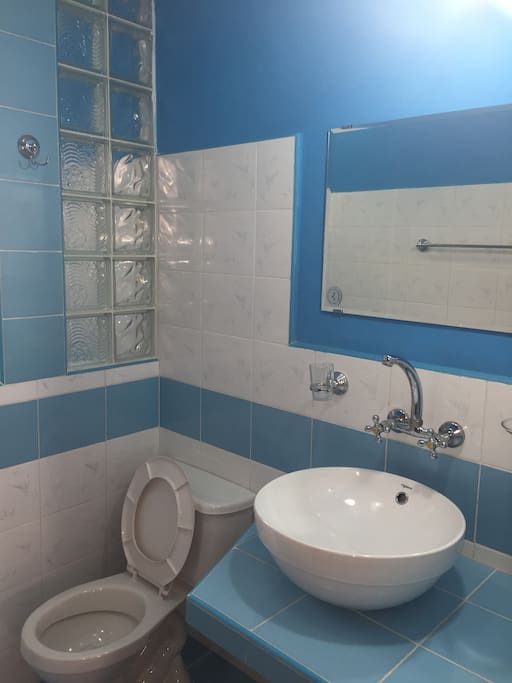 Baño de la habitación con espacio y amplitud que Ud merece!!!