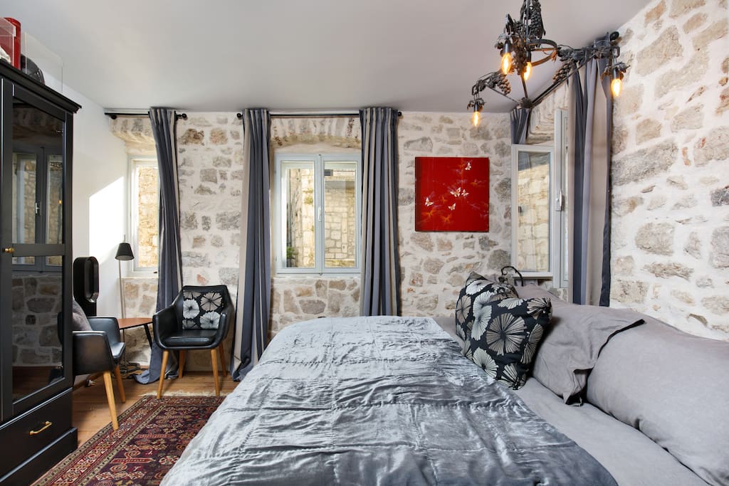 Lina's super king bed with pure linen bedding and pocket sprung mattress. A large wardrobe for all your clothes.