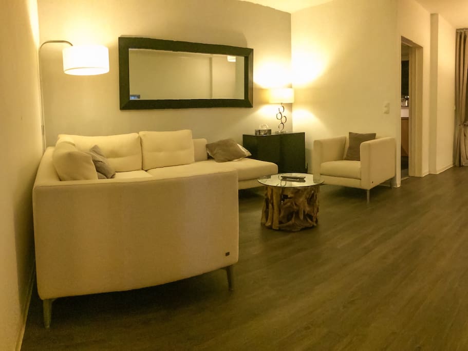 Living room 1/3