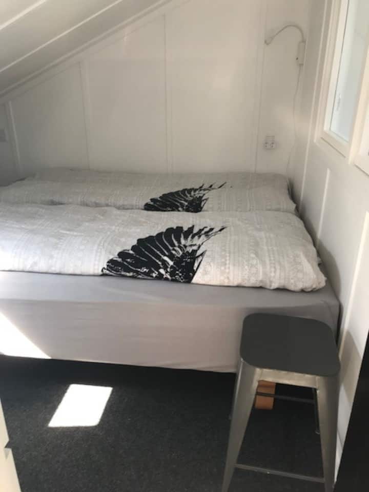 Საძინებლის ორადგილიანი საწოლი
