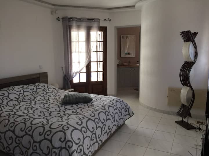 Dormitorio matrimonial con baño en suite y salida a la terraza