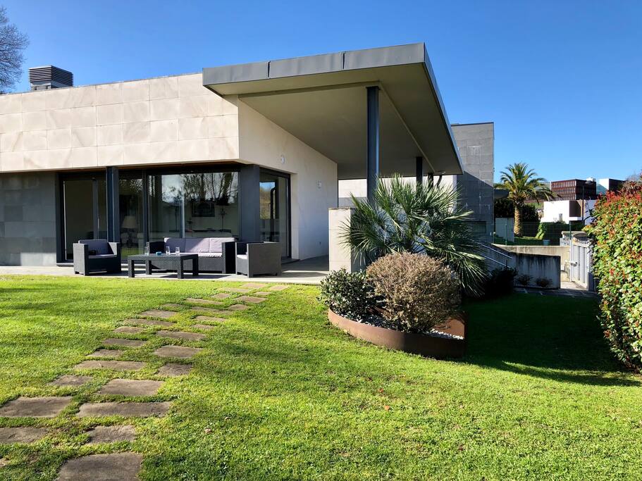 HOUSE & GARDEN