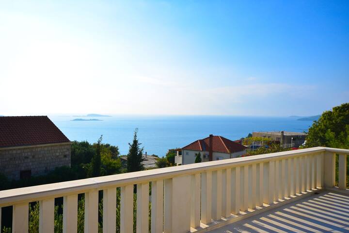 Perfect studio apartment for 2 with sea views