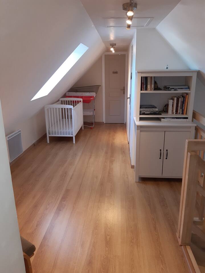 Chodba na poschodí s priestorom na knižnicu.