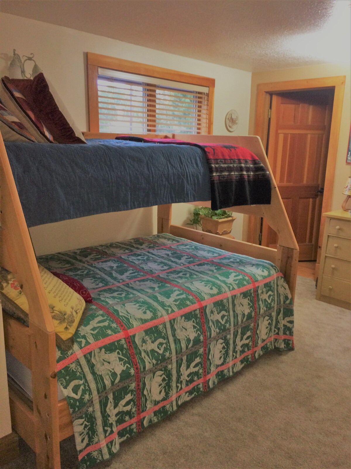 Кревет на спрат во каубојска соба