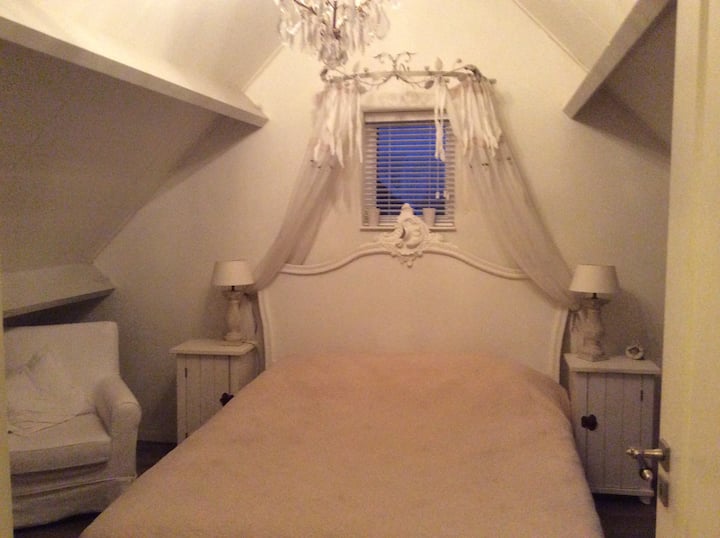 Dormitorio romántico con cama doble de 160x200cm