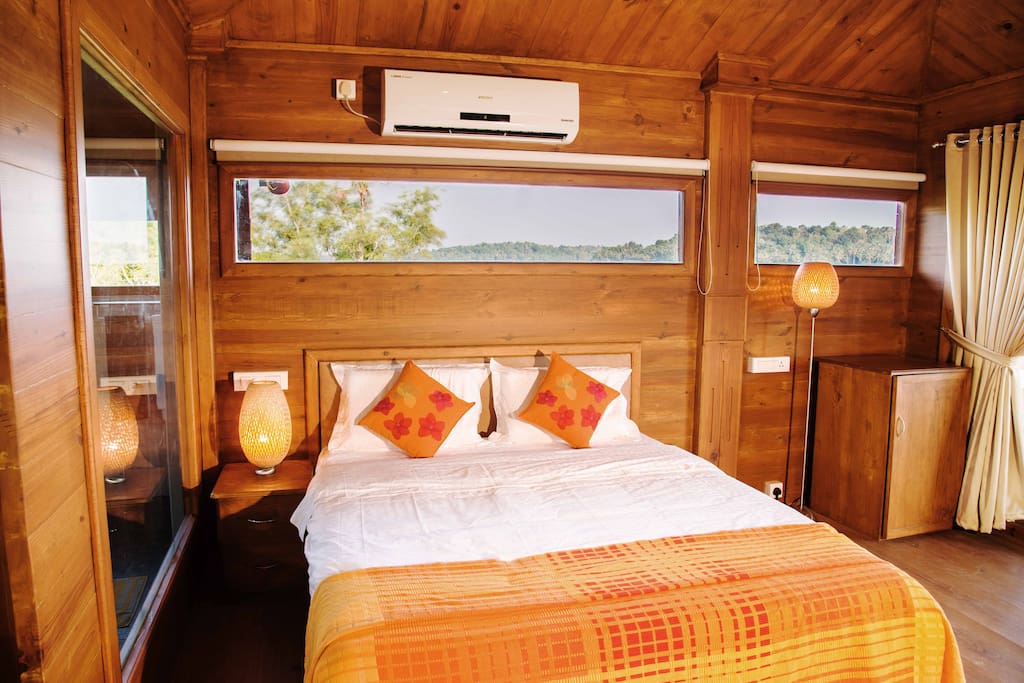 BED ROOM WITH LAKE AND RIVER VIEW