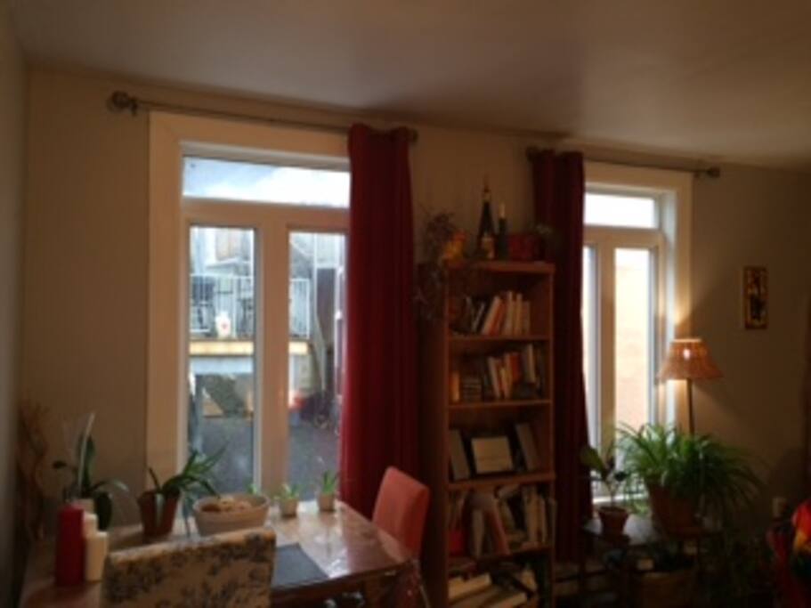 Salon lumineux, avec tapis de yoga et poids pour vous entraîner si désiré :)
Donne sur la rue, tranquille et sécuritaire.