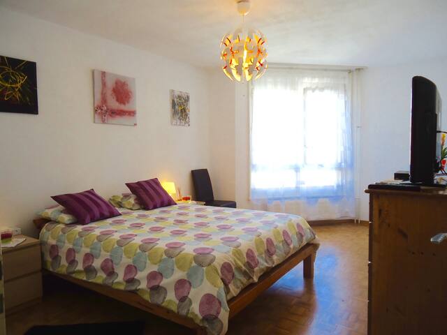 Large quiet private bedroom including breakfast