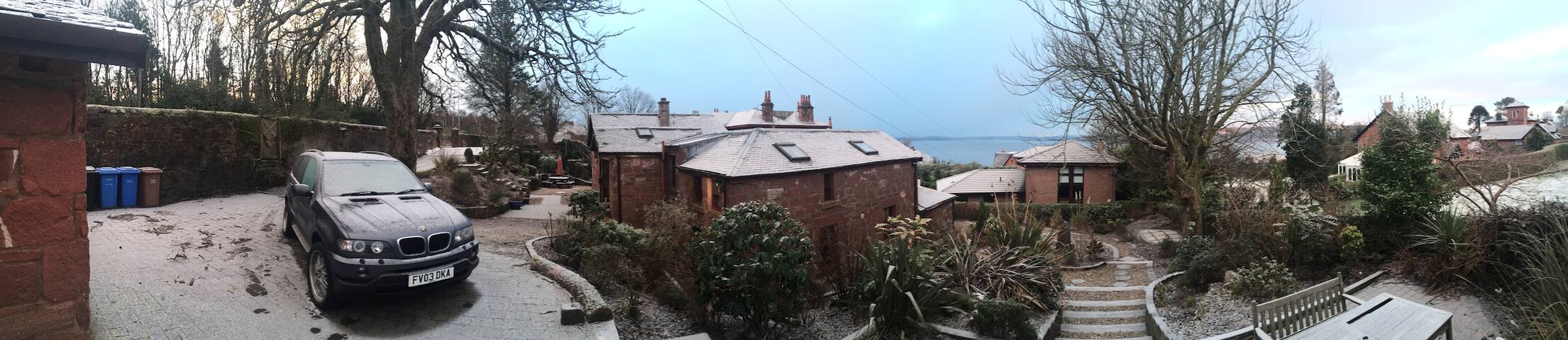Beautifully renovated Coach House - Sea Views