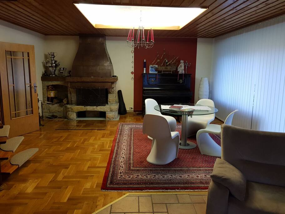 Das Wohnzimmer, mit Blick auf den Kamin. The living room, facing the fireplace.