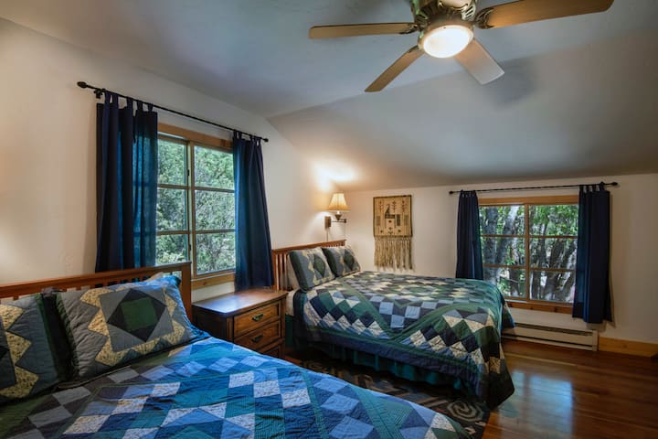 ชั้นบนหนึ่งในสองห้องพร้อมเตียงขนาดใหญ่ 2 เตียง