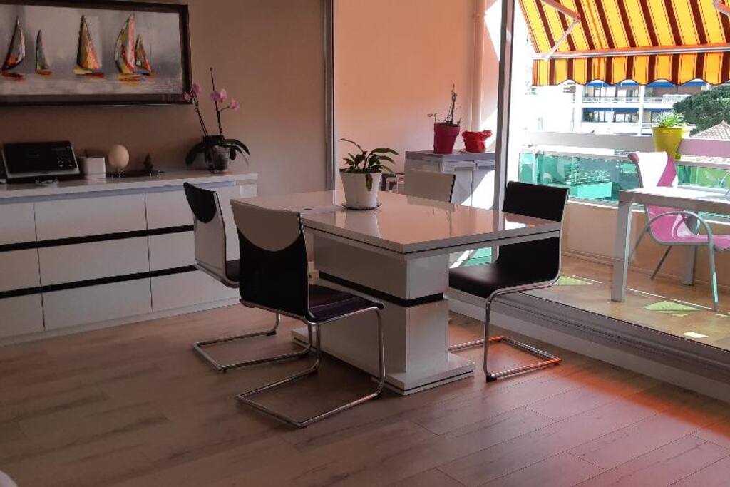 Séjour avec terrasse pour petits déjeuners