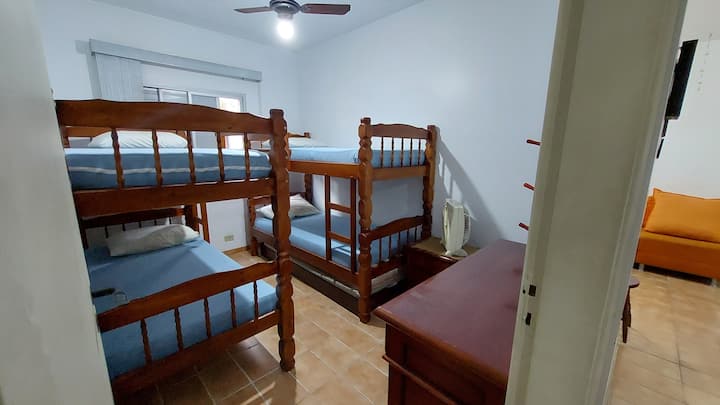 房间配有吊扇、两张双层床和带保护套的床垫。