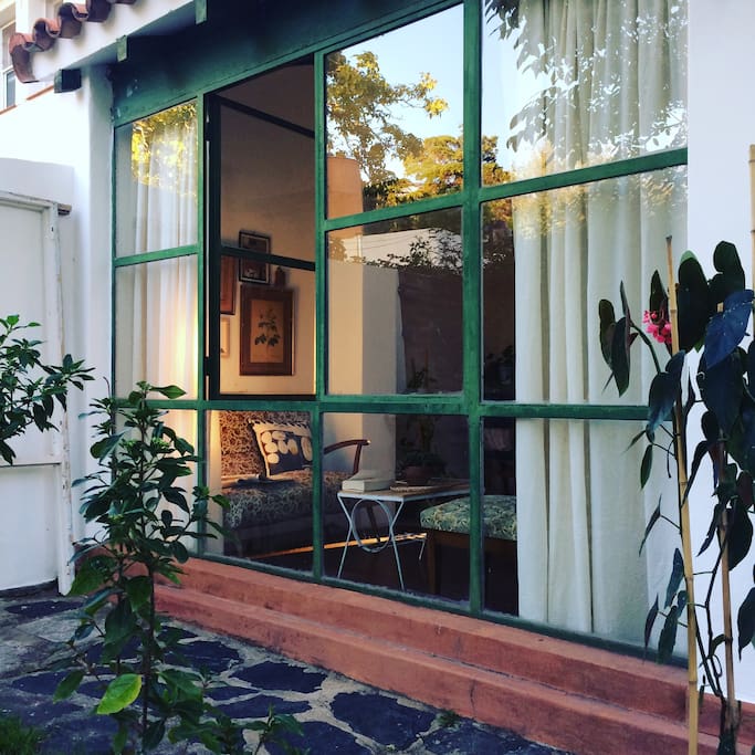 La galería de Siesta una tarde de sol.
Este espacio cuenta con un pequeño sillón, una mesita de café y una banqueta, y tiene muy buena luz natural para leer.