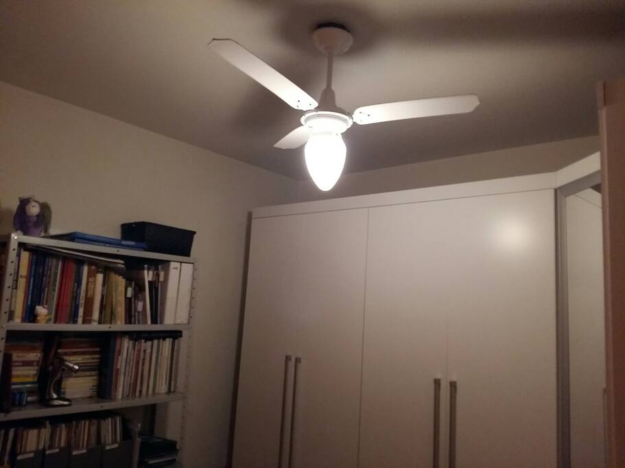 Irei deixar um espaço no armário para seus pertences! / You can use a part of the closet for your belongings