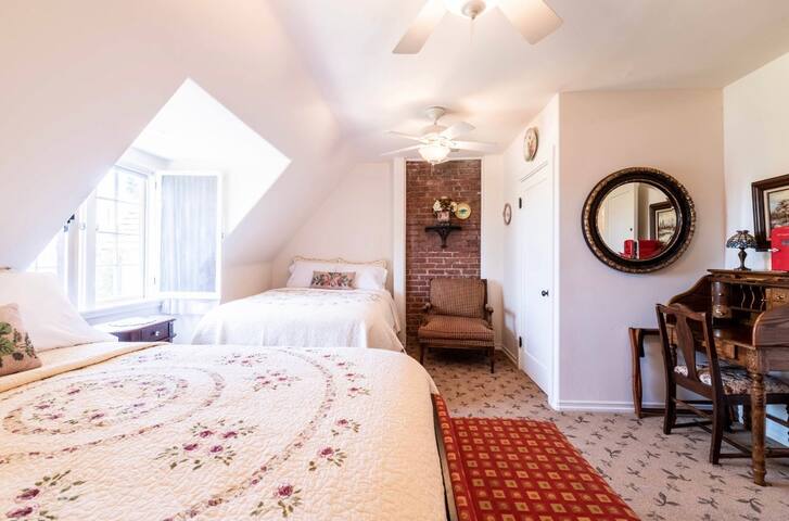 Lakewood Inn-Lg 2 Queen-lake view-Walk to Village!