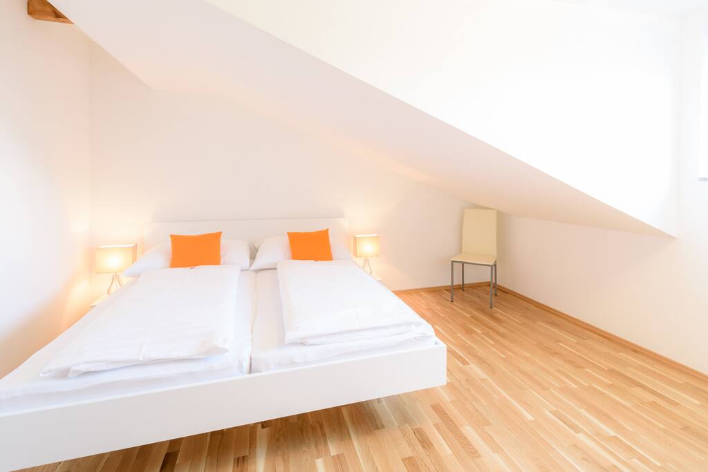 Schlazimmer mit Doppelbett