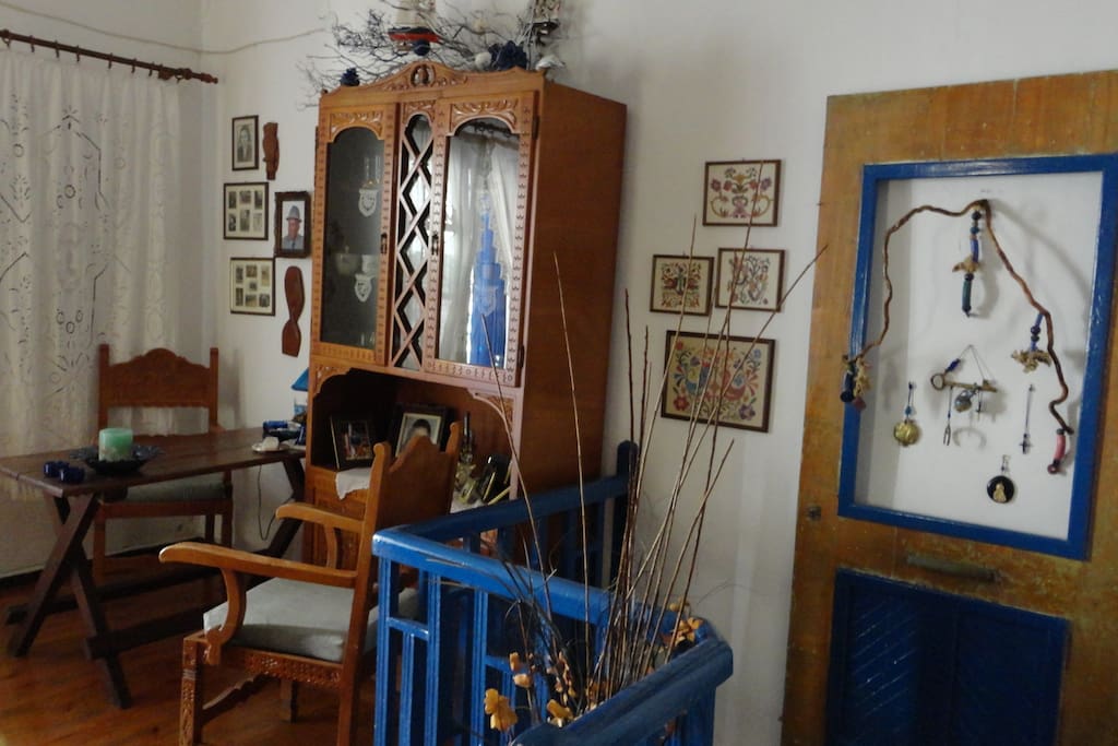 χώρος χαλάρωσης ,σαλόνι με γραφικό μπαλκόνι