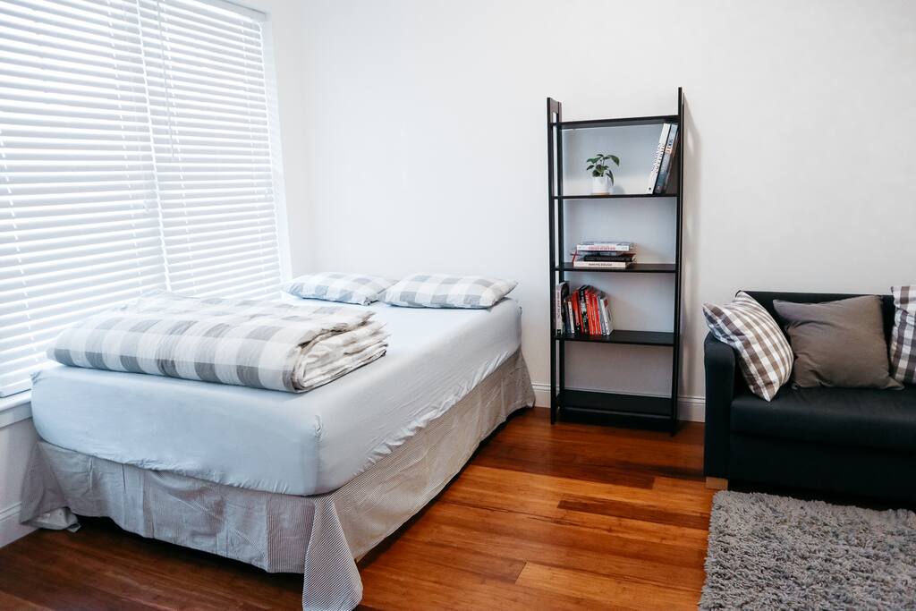 PRIVATE NEWLY BUILT BED/BATH - 2 MINS TO TRAIN STATION/ 5 MINS TO DOWNTOWN BOSTON
