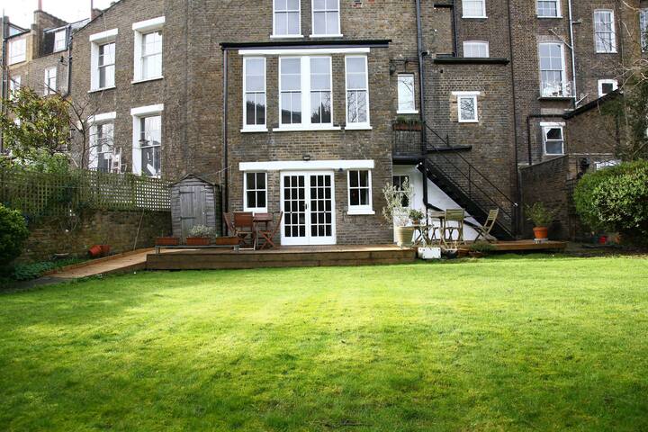 Garden flat in a quiet Camden spot.