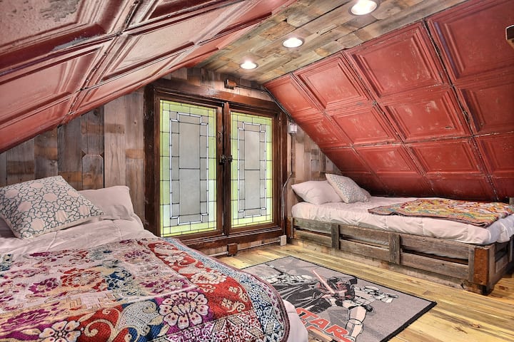 Горното таванско помещение разполага с общо 4 легла