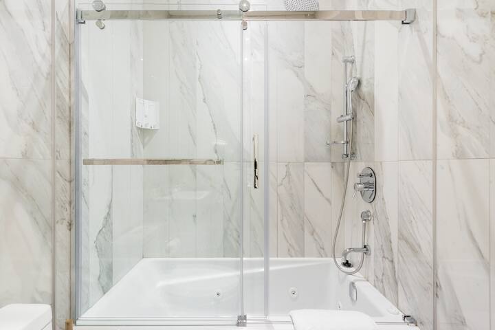 Luxuriate in the Cozy Apartment near Mount Royal gallery image 4