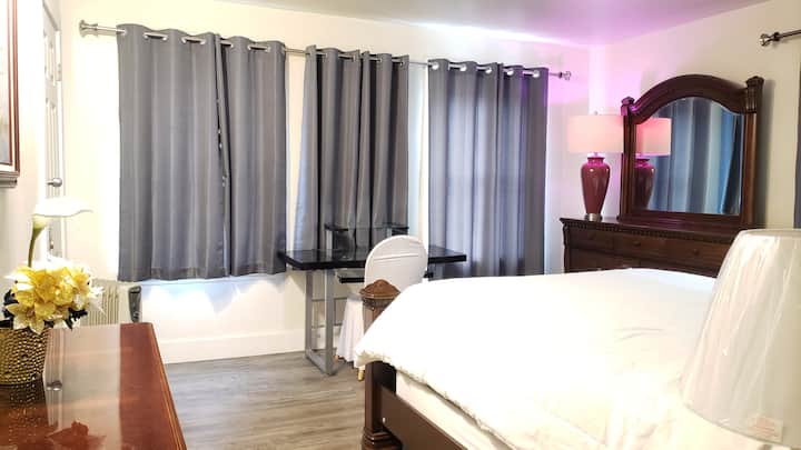 غرفة النوم A في الطابق الثاني، مكتملة بما يلي:

》سرير بحجم كوين لنوم شخصين.
غرفة نوم 2 F o otboa d View

》2 مساحات/محطات عمل لدعم الضيوف عن بعد/العمل من المنزل.

》استمتع بواي فاي Gigabit عبر الإنترنت عبر الألياف.
