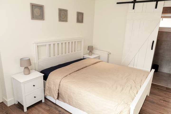 Chambre en bas. Lit double