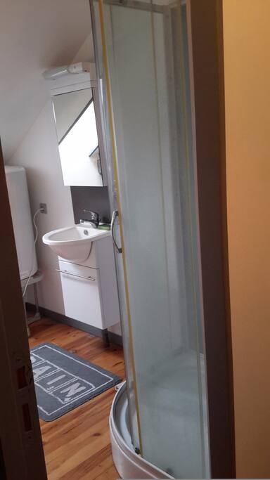 Salle de bain avec toilettes