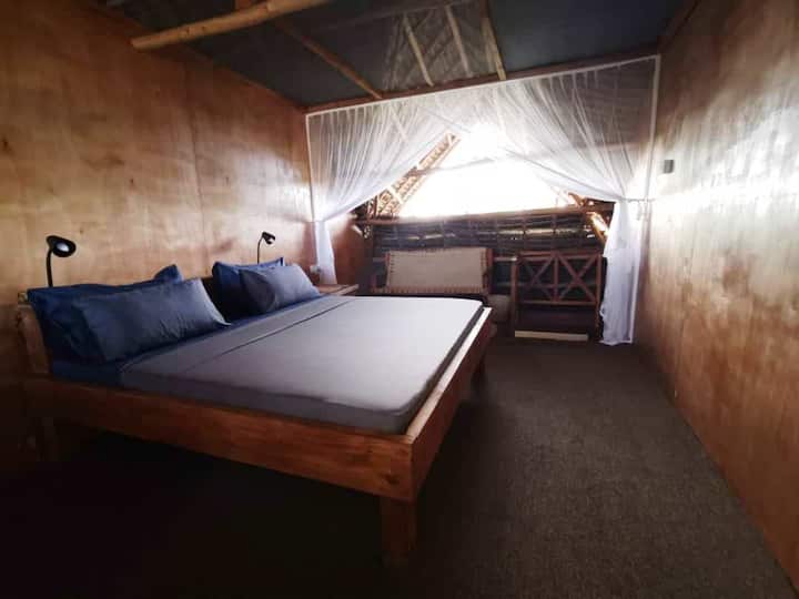 Mezanínová spálňa (plne sieťovaná) s nádherným výhľadom 