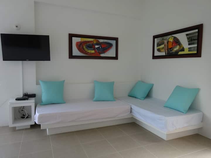 Dhoma e gjumit 4 . Dhomat e gjumit 2.3 dhe 4 kanë të njëjtat veçori . Një krevat dopio "queen" dhe 2 krevate tek