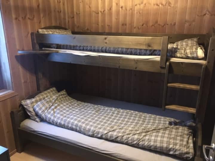 Soveværelse 2
Familiekøjeseng med plads til 2 nedenunder og 1 ovenpå.
