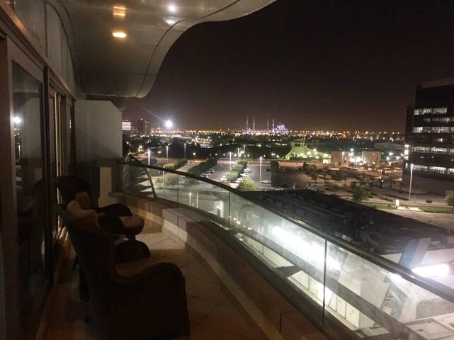 -Bright, Spacious Penthouse Apartment-