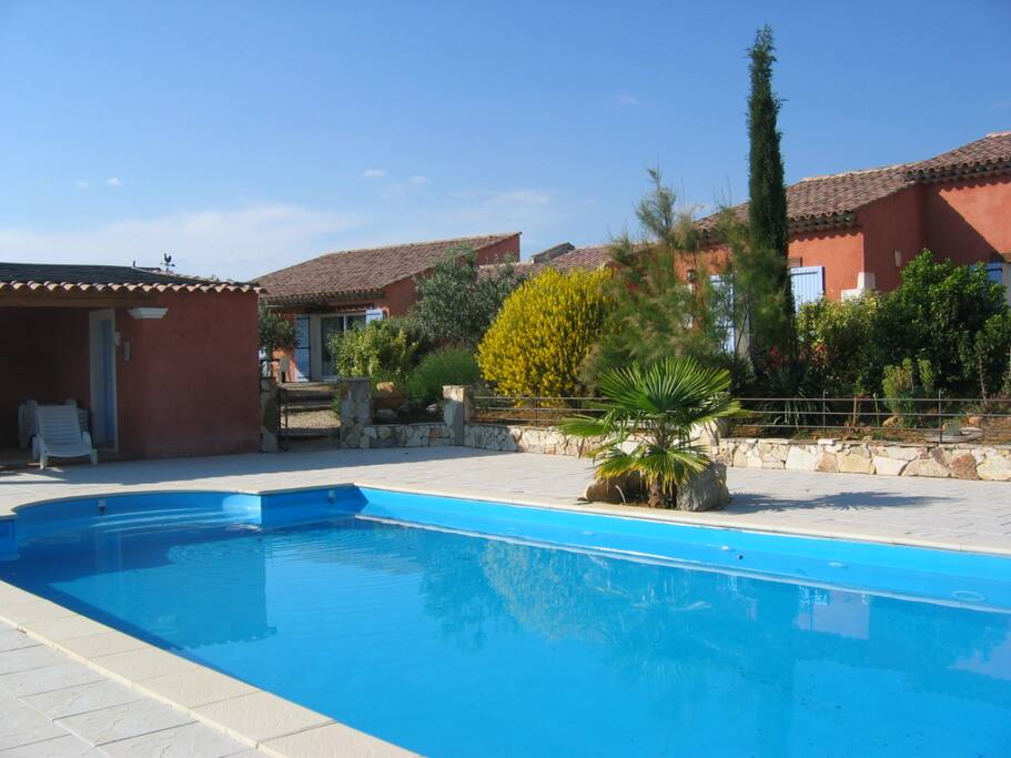 Vue du Gîte depuis la piscine